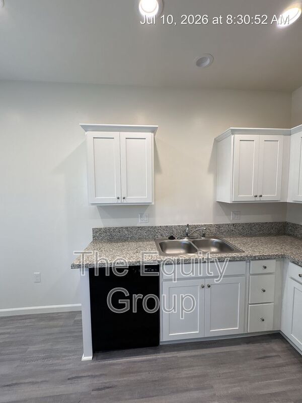 Building Photo - 723 S Pinkham St