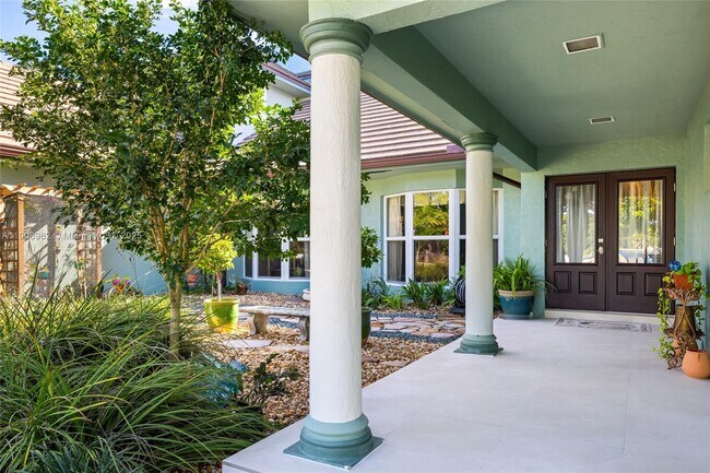 Building Photo - 70 Bay Colony Ln