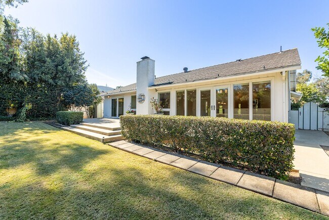 Building Photo - Spacious single level Home with A/C on the Golf Course!