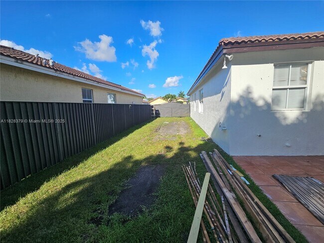 Building Photo - 5450 SW 165th Ct