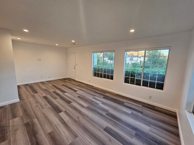 Building Photo - 6501 Vanalden Ave