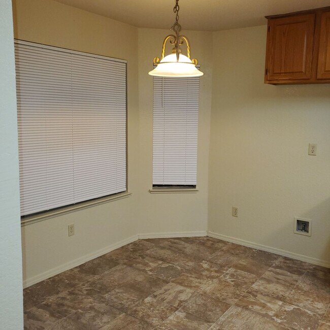 Building Photo - COLLEGEVIEW DRIVE ~ Near College  3 bedroo...