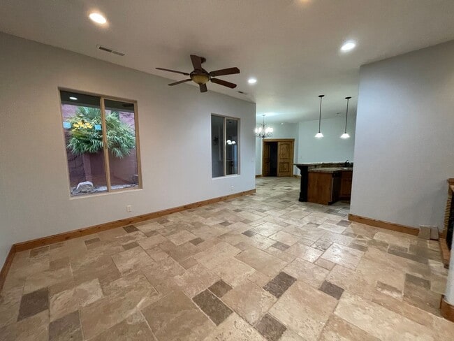 Building Photo - 3 bed 3 bath home - Located just below The...