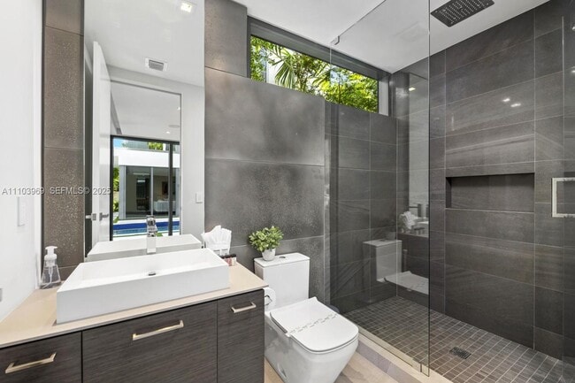 Building Photo - 440 Mola Ave