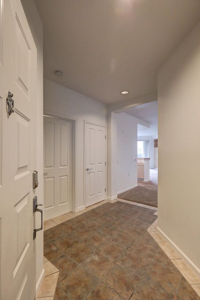 Building Photo - Large 2bd, 2ba Condo Available w/ Lake Uni...