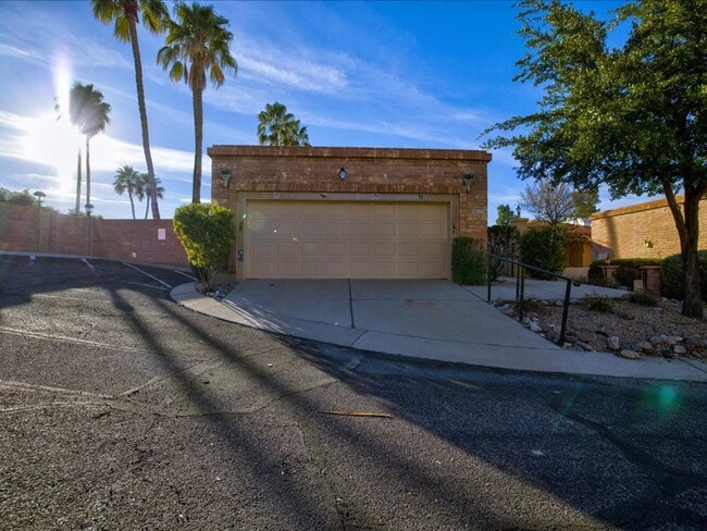 Primary Photo - 3 Bedroom 2 Bathroom with Community Pool!!