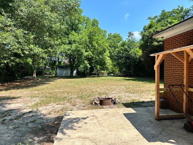 Building Photo - 4018 Dellwood Dr
