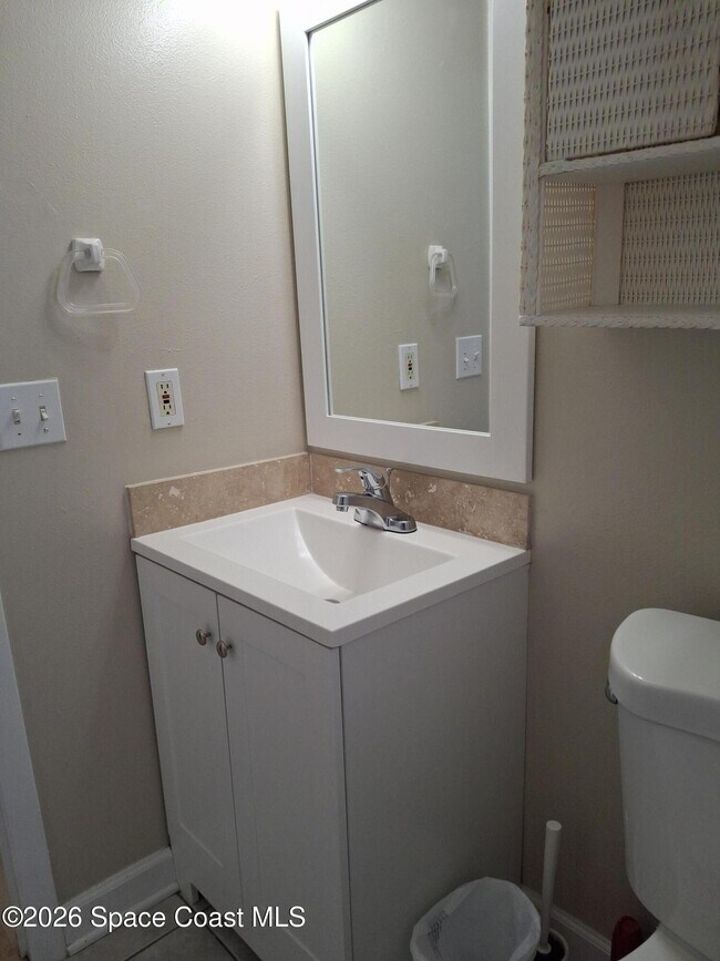 Building Photo - 7165 Ridgewood Ave