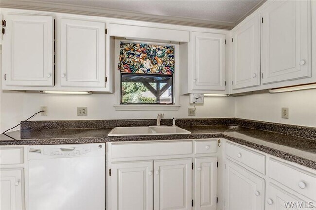 Building Photo - Fantastic 3BR 2Ba in popular Reston Place!