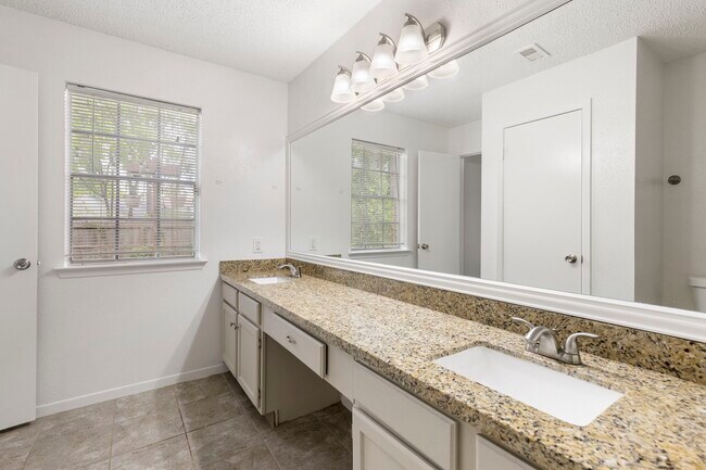 Building Photo - 10 Rockridge Ct