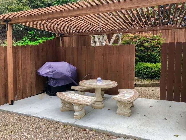 Building Photo - 2bd/2bth Condo with Private Patio, In-Unit...