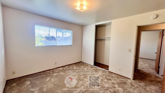 Building Photo - Spacious top floor 2 bedroom, walking dist...