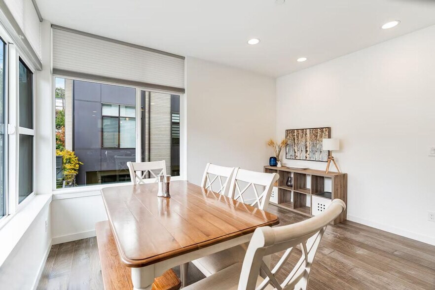 Building Photo - 724 3rd Ave N