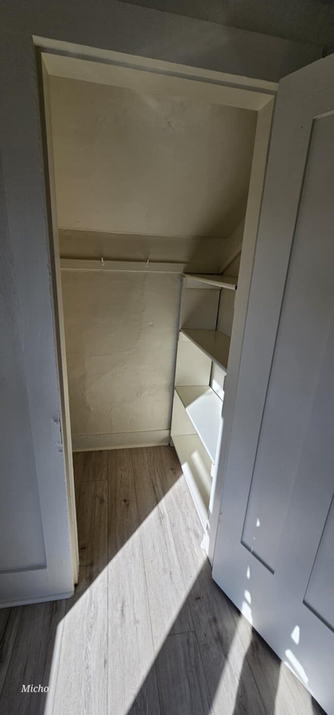 Building Photo - 508 St Clair St