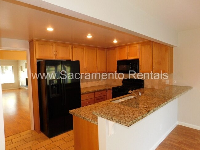 Building Photo - Wonderful Sierra Oaks 3bd/2ba Duplex with 2 Car Garage