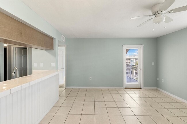 Building Photo - 3 Bedroom, 2 Bathroom Unfurnished Condo for a 1 year lease!