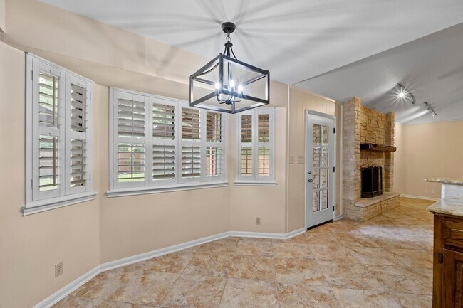 Building Photo - 10305 Caracara Dr