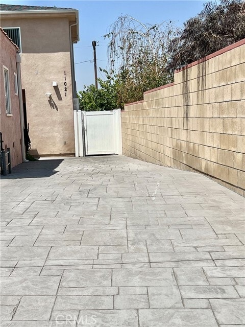 Building Photo - 11021 Whitegate Ave
