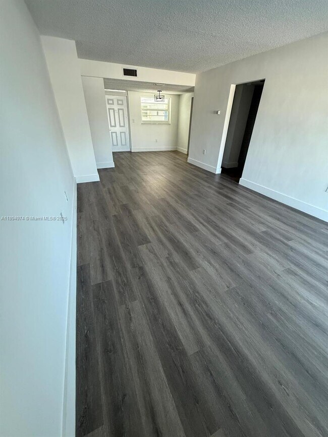 Building Photo - Spacious 2-Bedroom Apartment Near the Beac...