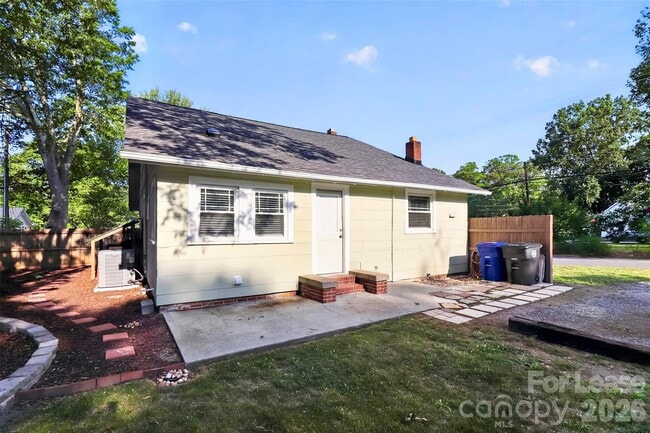 Building Photo - 204 E McNeely Ave