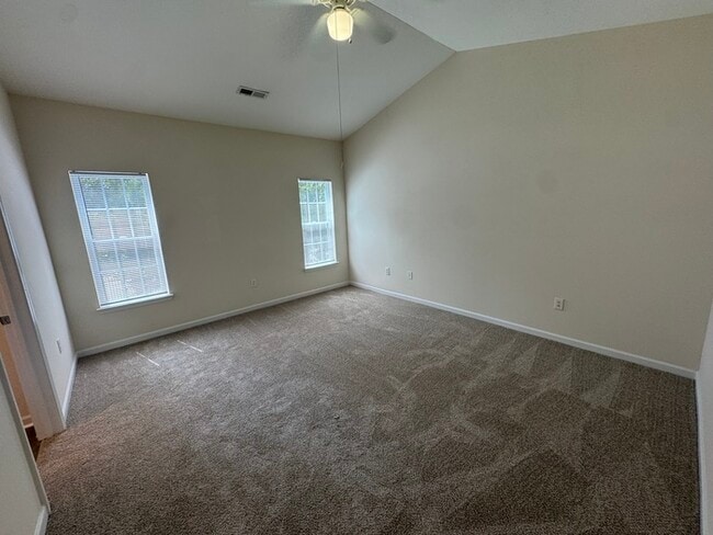 Building Photo - 3 Bed END UNIT! AVAILABLE NOW!