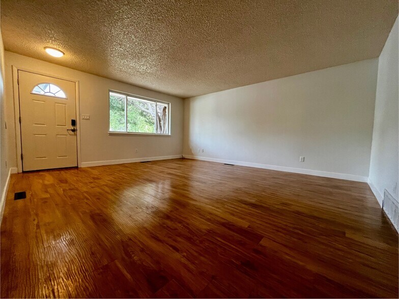 Living Room - 216 E Saint Clair Ave