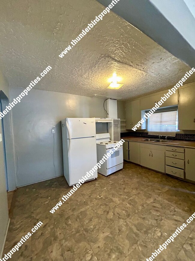 Building Photo - 1 bedroom, 1 bath near the park and CNM!