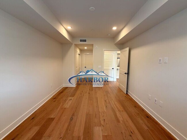 Building Photo - 927 Deep Valley Dr