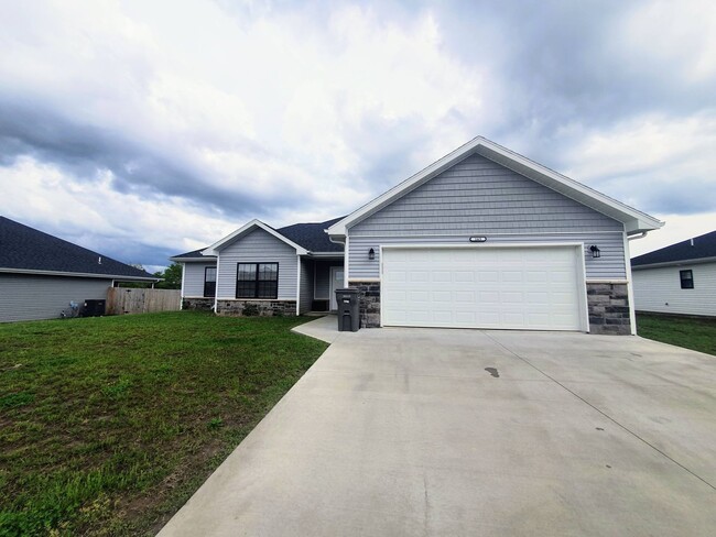 Building Photo - Beautiful home close to post