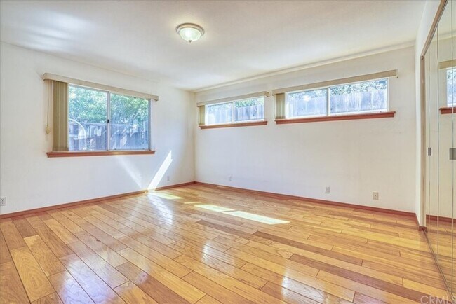 Building Photo - 5 Bedroom 3-bathroom Large single level home!