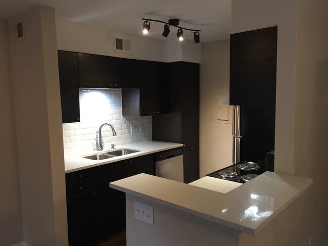 Building Photo - Lake Como Apartments