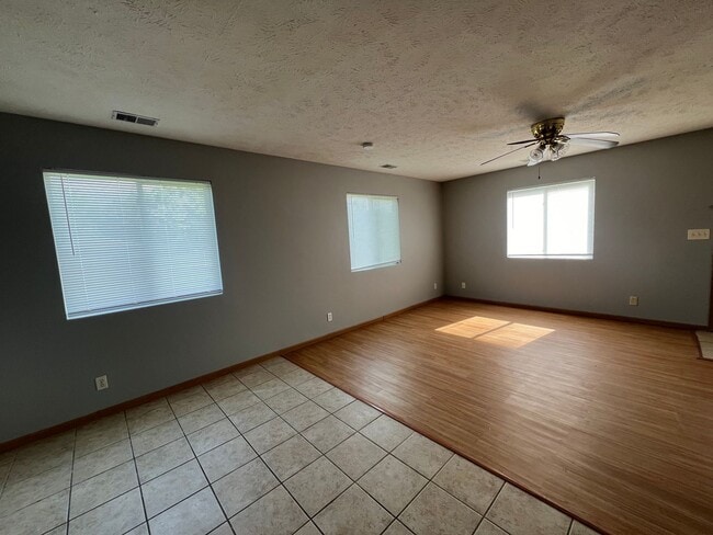 Building Photo - 105 W B St