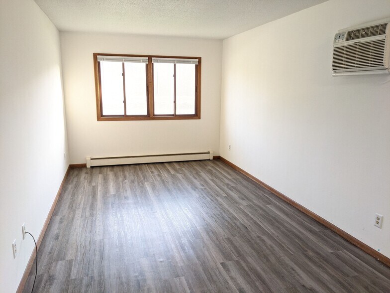 Living room without furniture - 1916 N 44th Ave