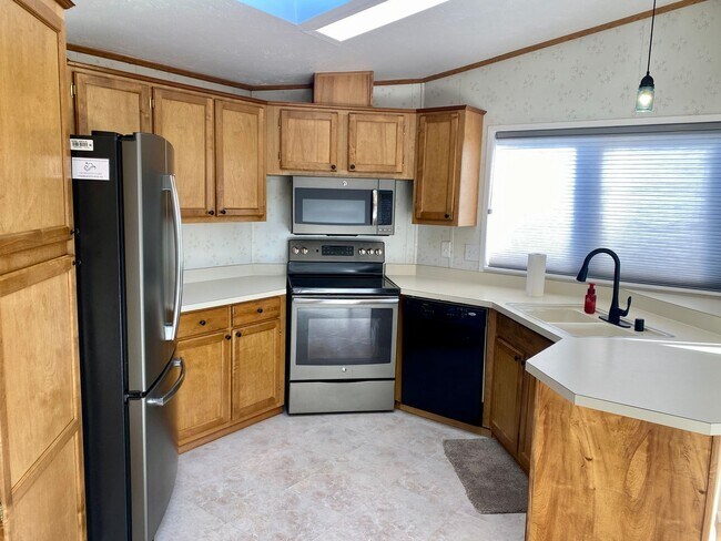 Building Photo - 3 Bedroom 2 Bathroom house in Crooked River Ranch with huge views and a shop!