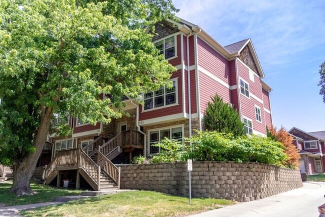 Building Photo - $2,400 | 3 Bedroom, 3.5 Bathroom Multi Flo...