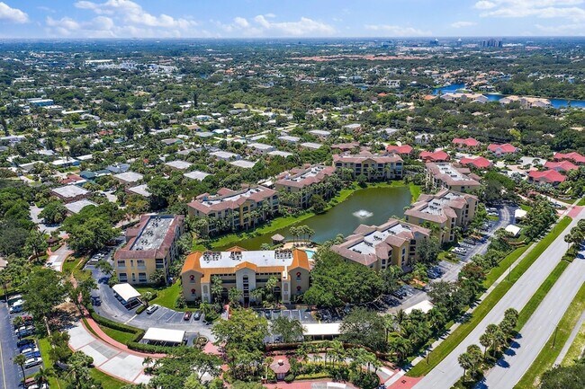 Building Photo - 700 Uno Lago Dr