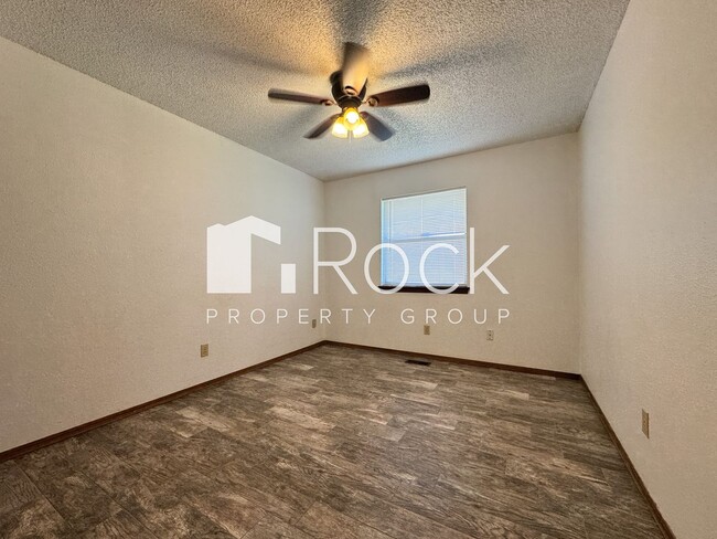 Building Photo - 3 Bedroom, 2 bath, 2 car garage home avail...