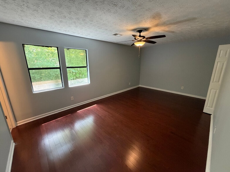 Building Photo - Room in House on Alicia Ct