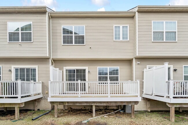 Building Photo - Charming town home located in a quiet, tree-lined community Field stone!