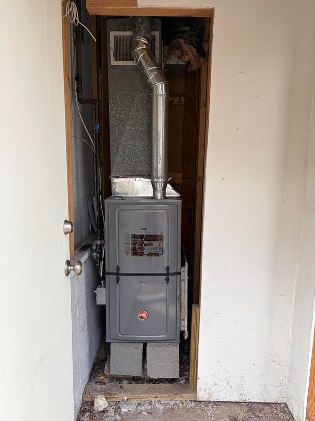 Building Photo - 2866 Golfside Rd