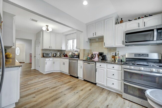 Building Photo - 167 Rockwood Pl