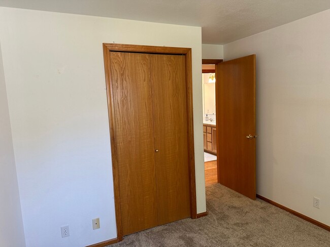 Building Photo - Beautifully updated 3 bedroom 2 bath house...