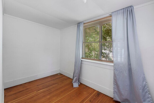 Building Photo - 205 N Sherwood St