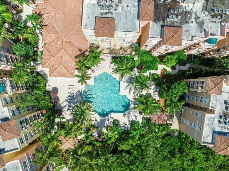 Building Photo - 19999 E Country Club Dr