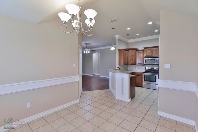 Building Photo - 4 bed 2 bath; newer carpet!