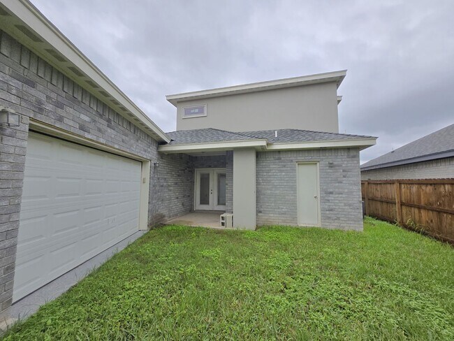 Building Photo - Beautiful Modern 4 Bed/3 Bath/2 Gar Centra...