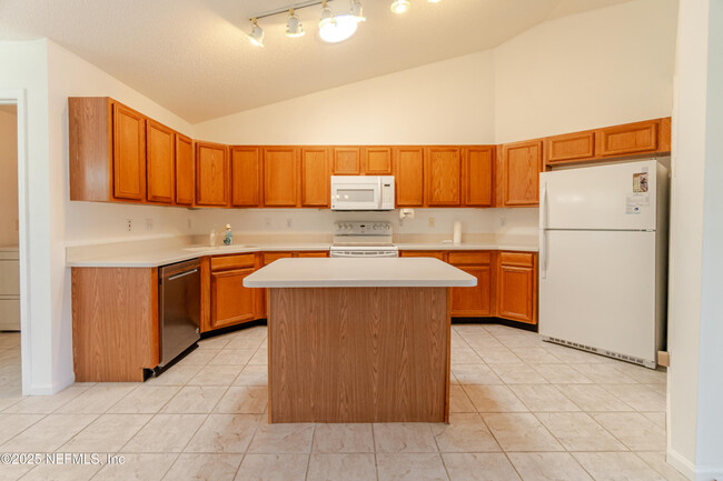 Building Photo - 1623 Sandy Springs Dr