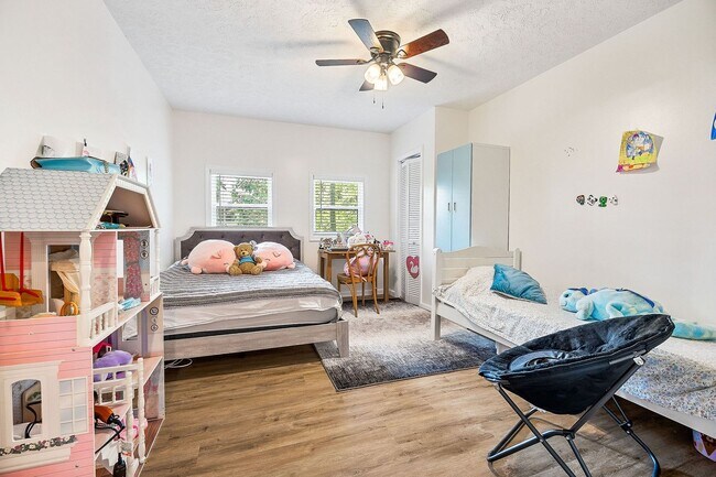 Building Photo - Spacious rental in desirable neighborhood ...