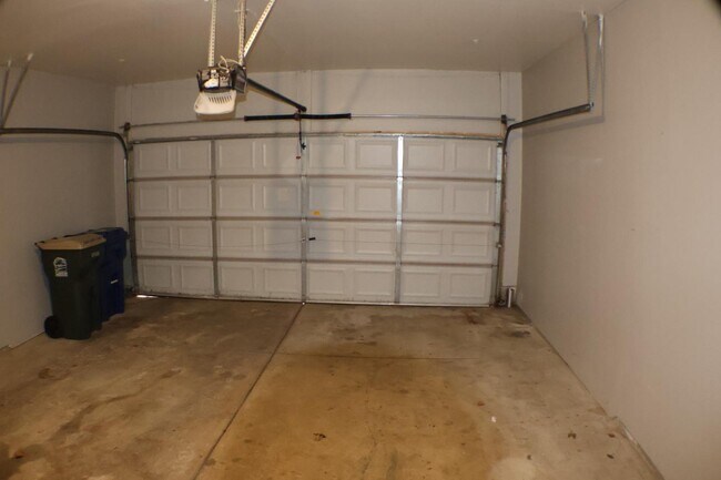 Building Photo - 2268 Arcadia Dr