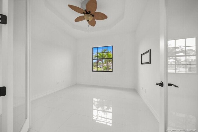 Building Photo - 5286 SW Pomegranate Way